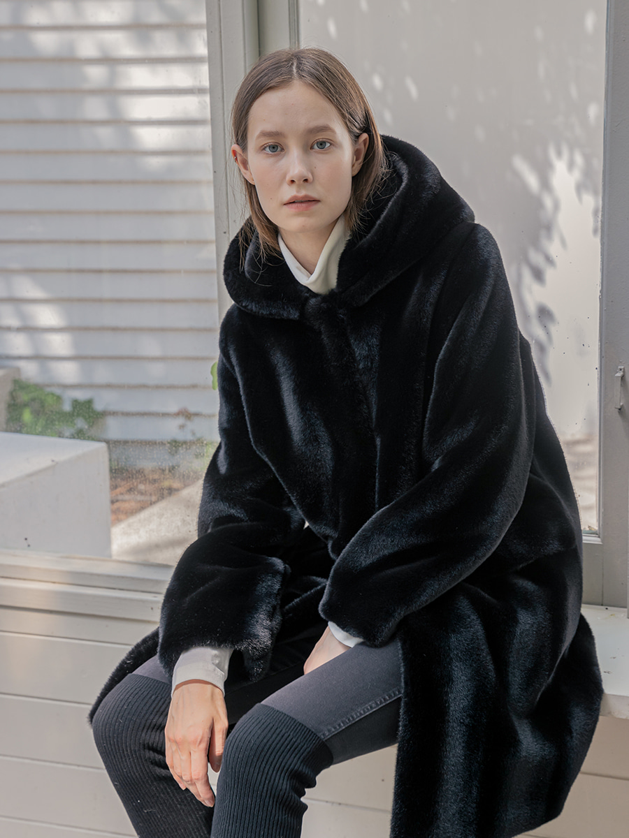 Molliolli Bonnie Eco Fur Hood Coat [Black]