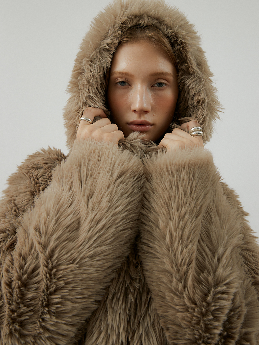 COMELY soft fur crop hoodie jacket [beige]